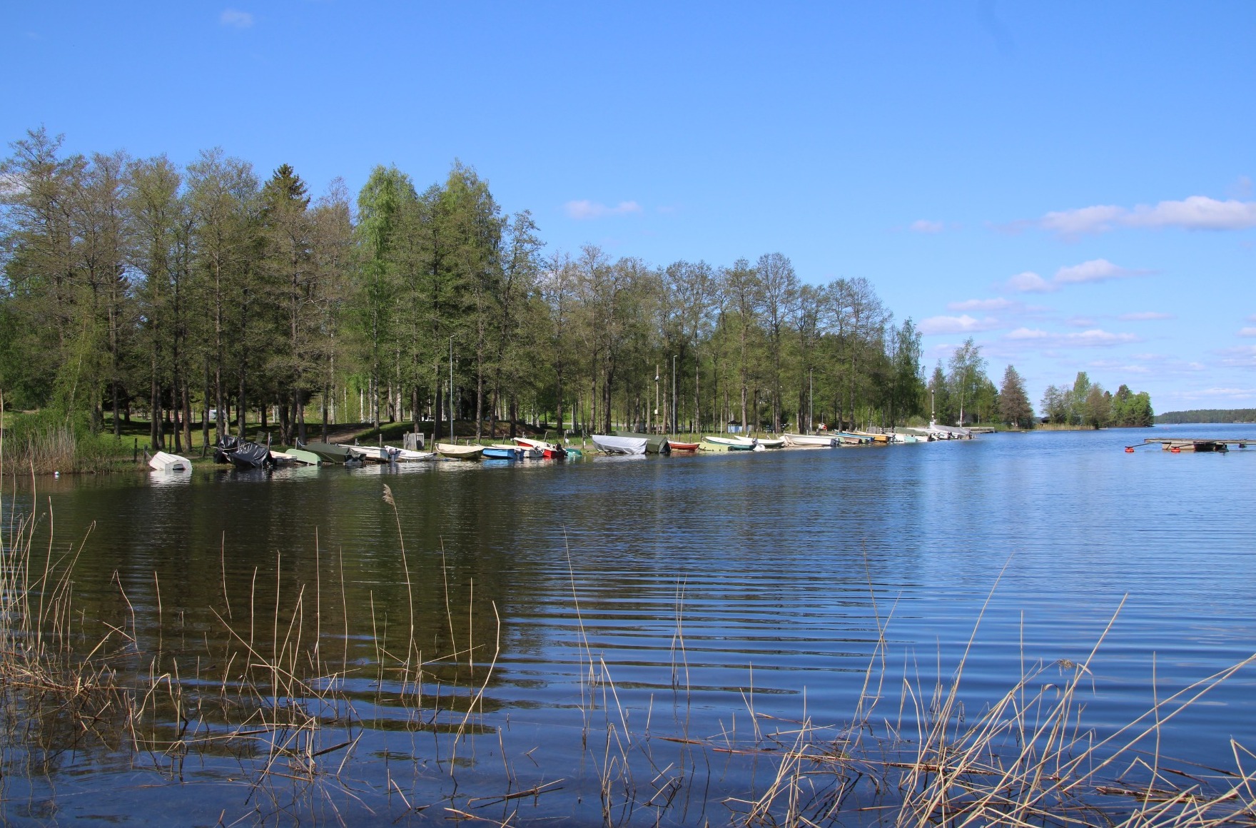 Kuvassa Olkkolanrannan maapaikat veneille.